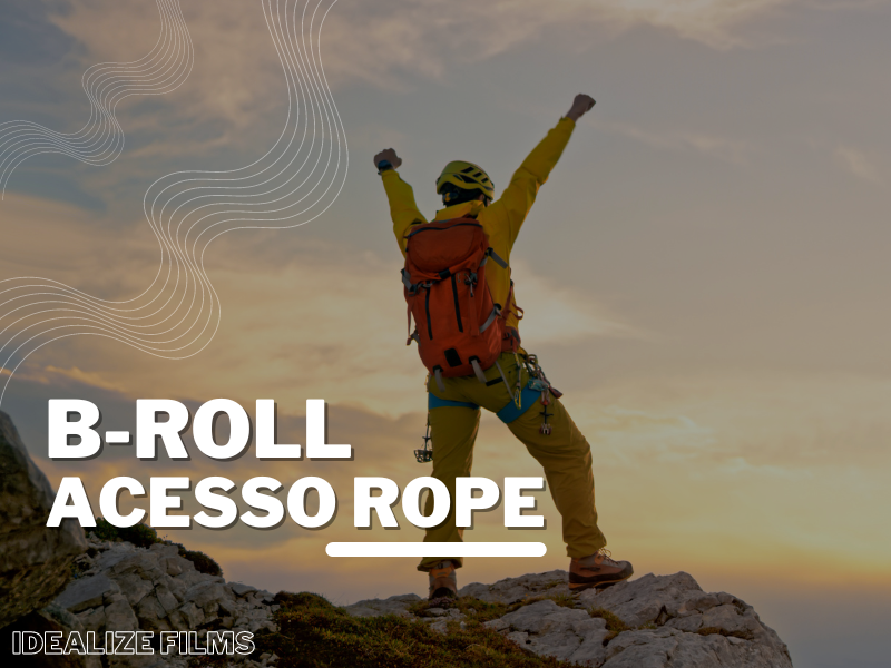 Um homem com as mãos pra vima comemorando por ter escalado uma montanha. Imagem ilustra um homem que pratica alpinismo industrial. Vídeo feito para empresa acesso rope.